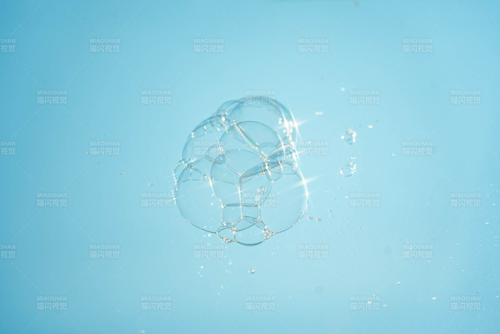 蓝天下的泡泡群图片