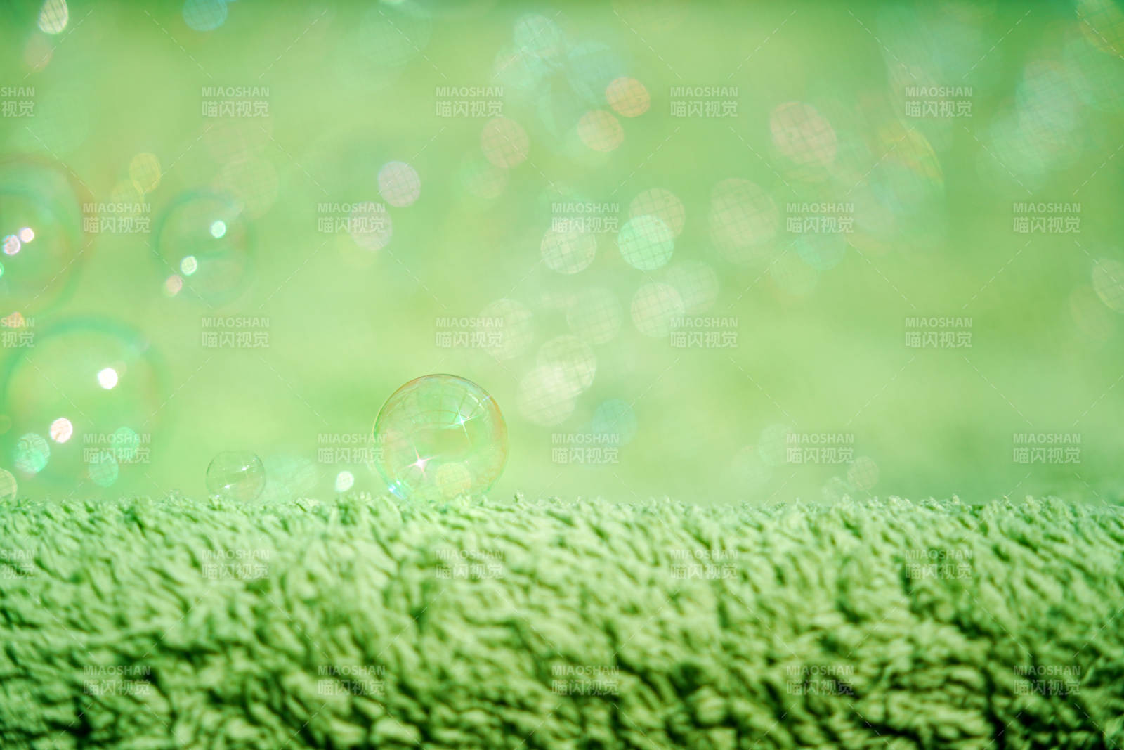 绿色毛巾上的泡泡图片