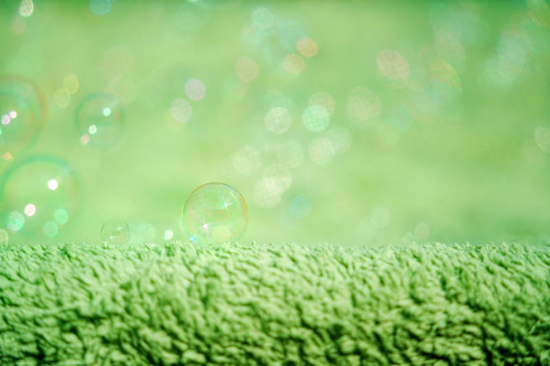 绿色毛巾上的泡泡图片