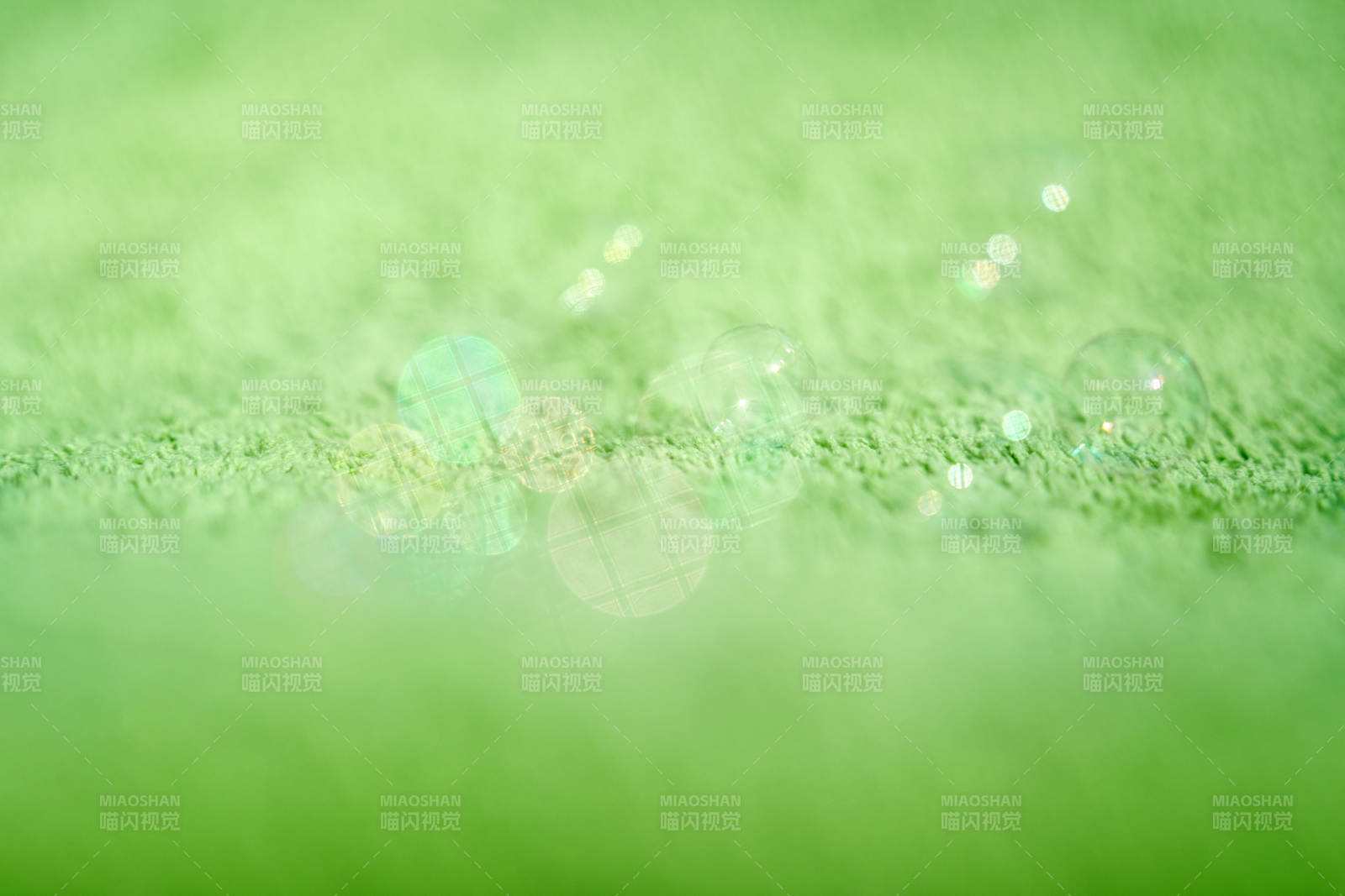 绿草地上的泡泡光影图片