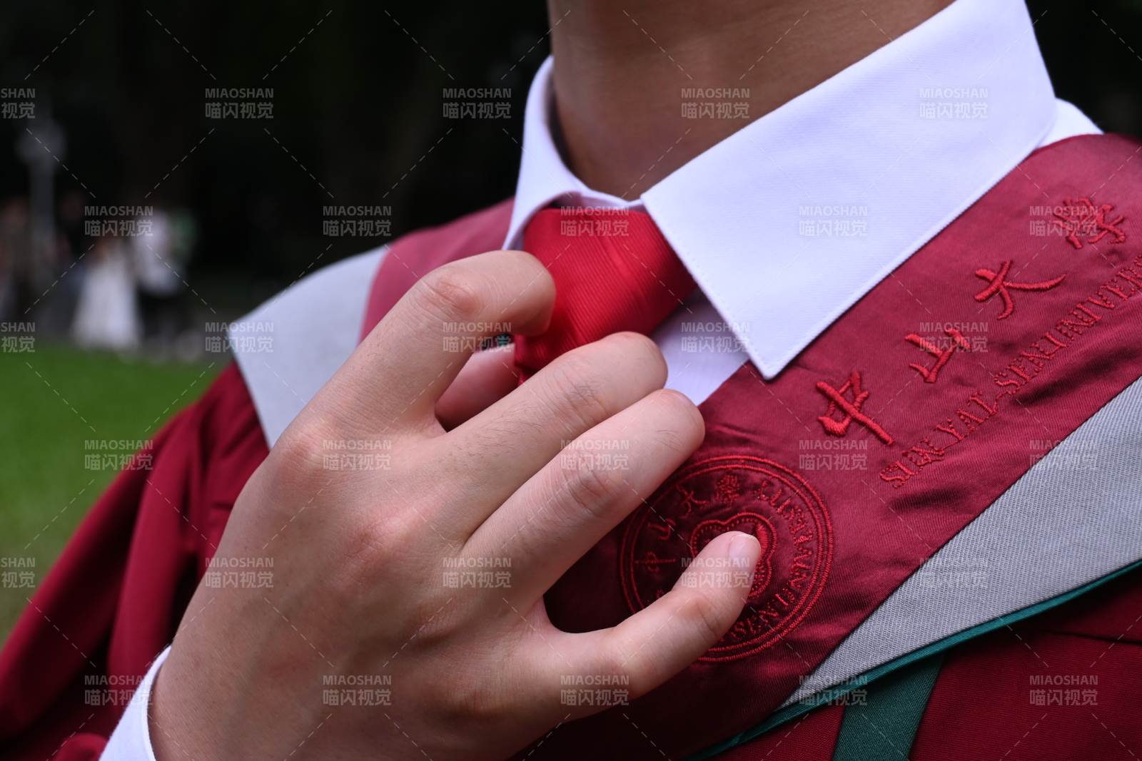 毕业典礼上的调整领带图片