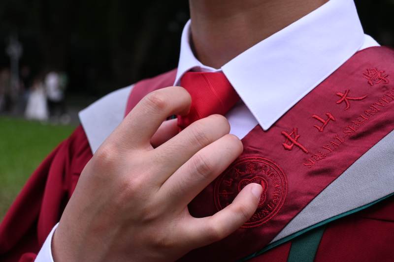 毕业典礼上的调整领带图片