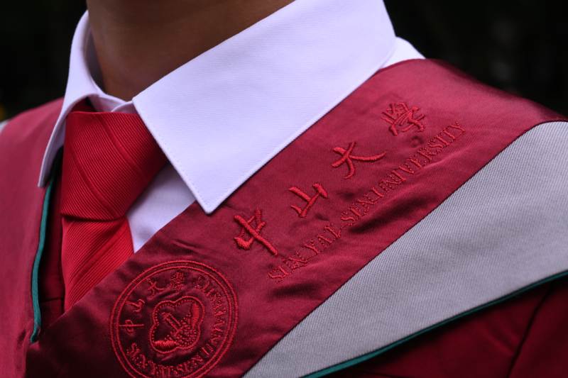 中山大学学士服特写图片