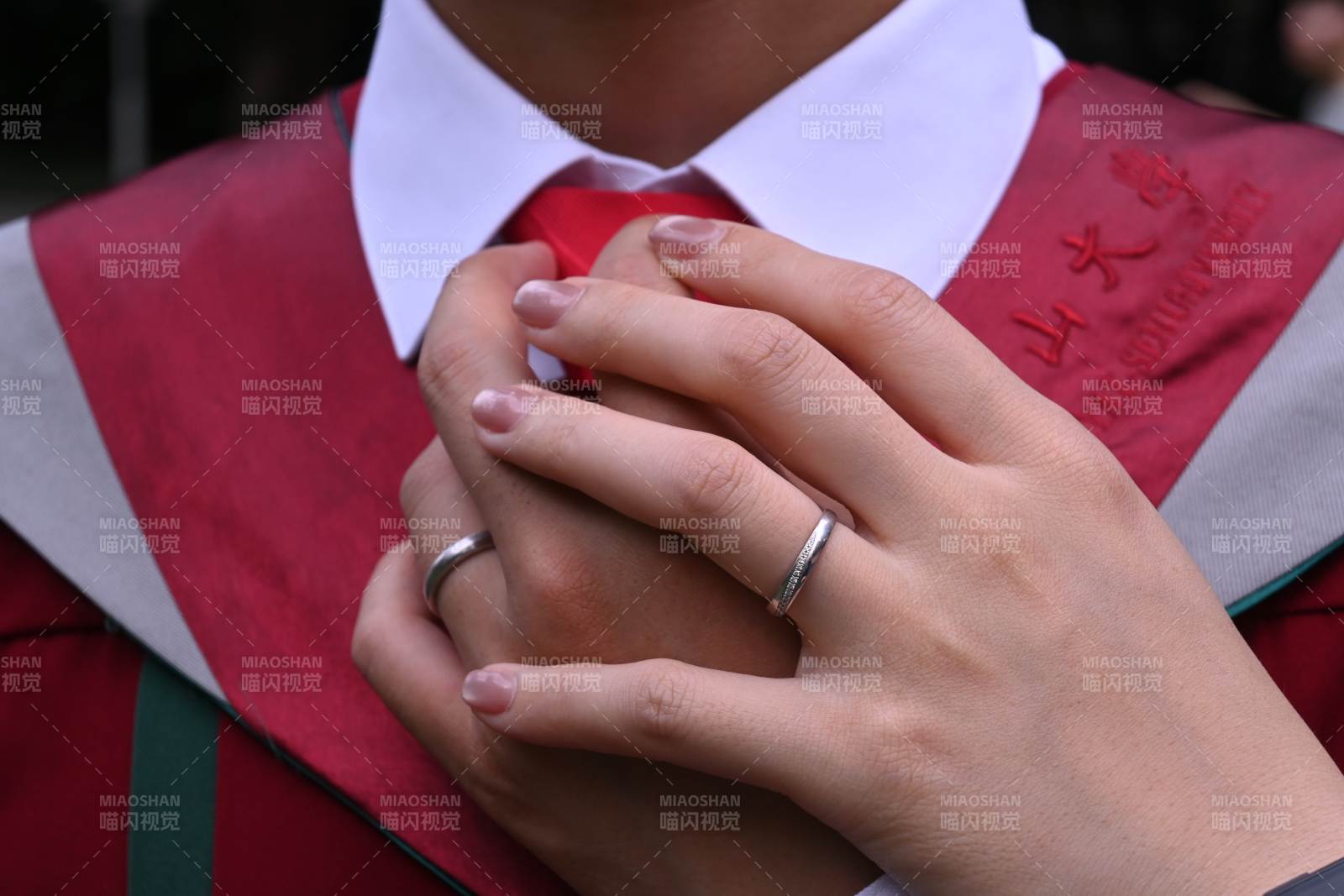 毕业典礼上的牵手瞬间图片