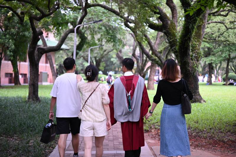 毕业季 家人陪伴行校园图片