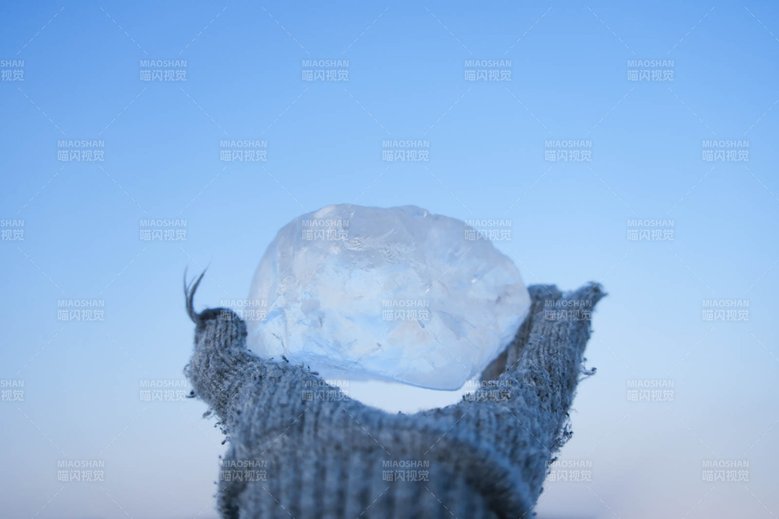 手握冰块 冬日景象图片