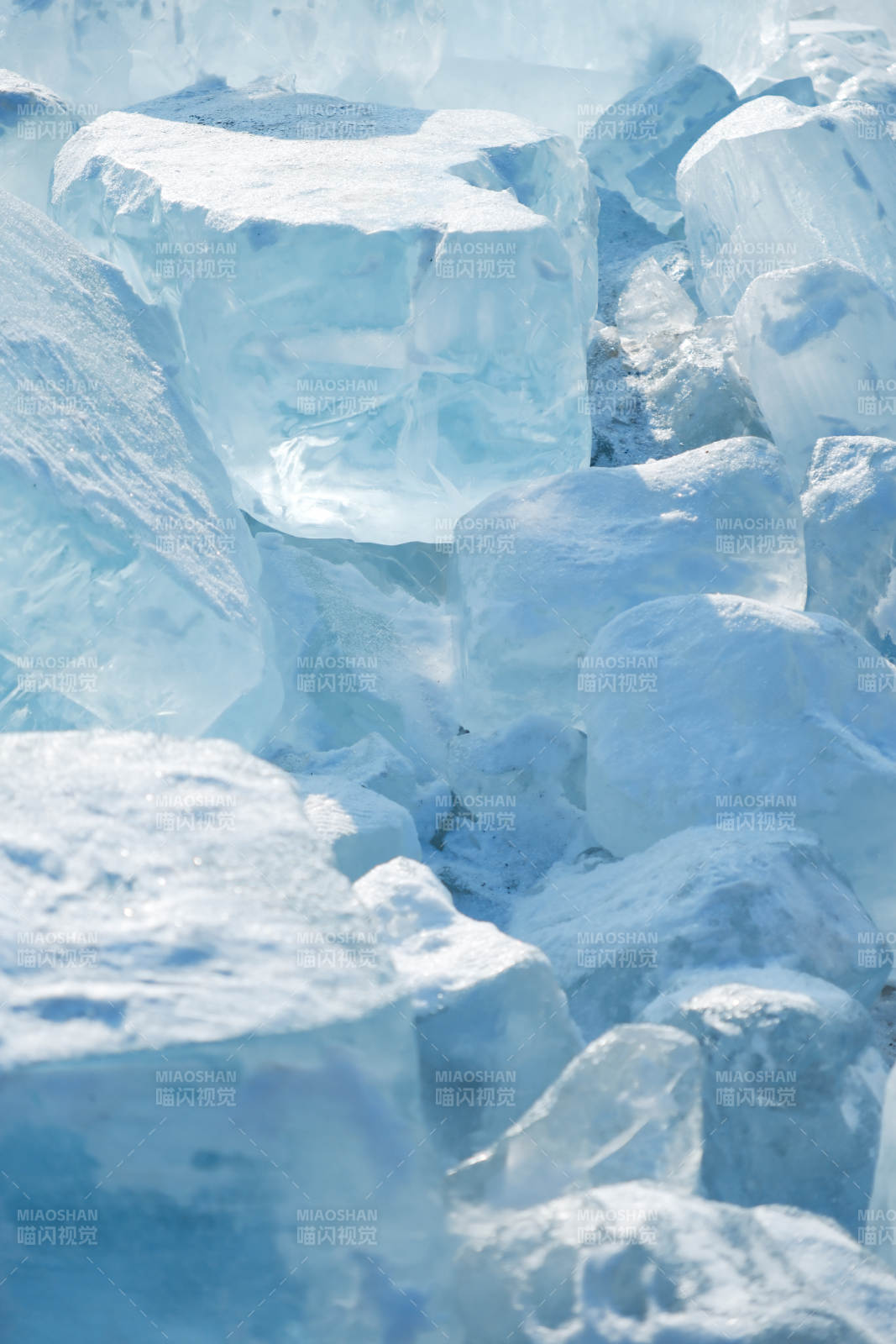 冰块堆积的清凉世界图片