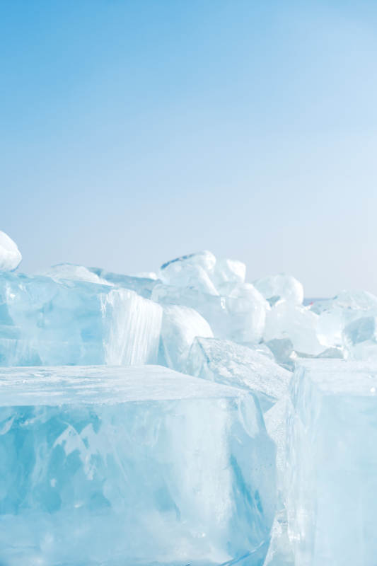 冰块与蓝天的纯净之美图片