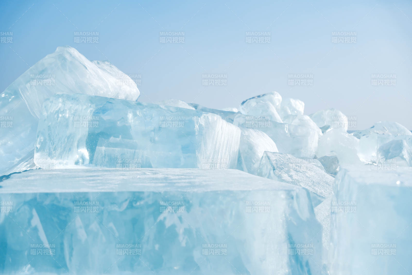 冰块堆积的冬季景象图片