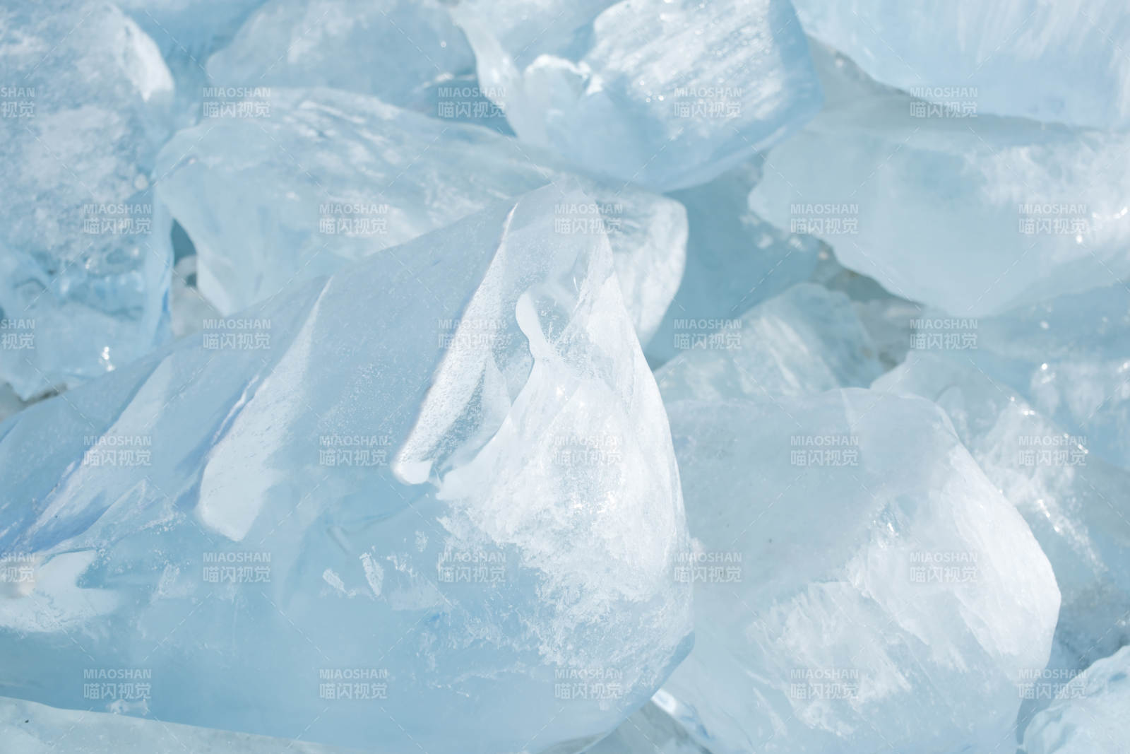 冰块堆积的清凉景象图片