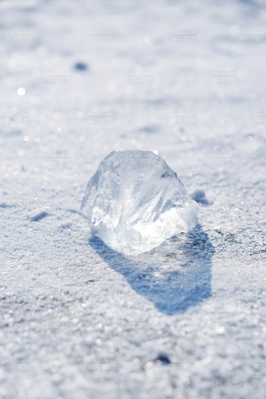 雪地中的冰块图片