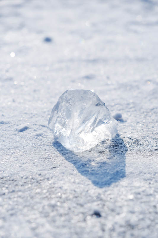 雪地中的冰块图片