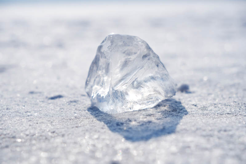 雪地中的透明冰块图片