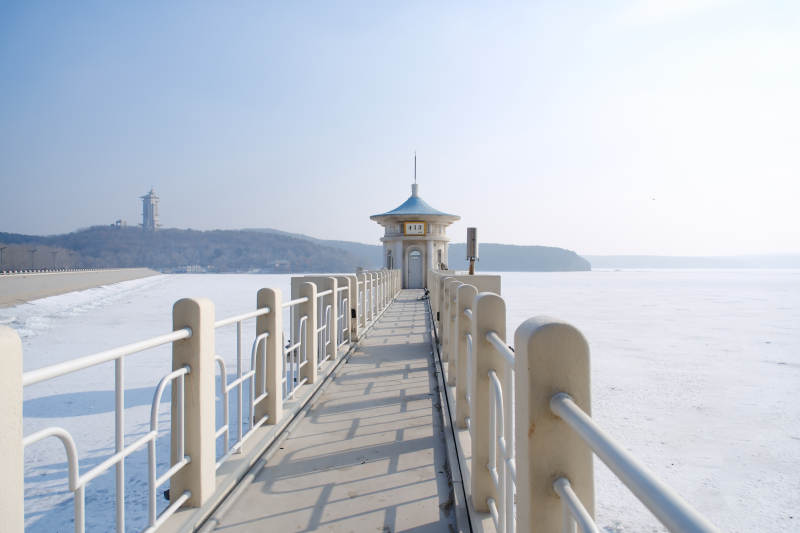 净月潭冬日湖畔长廊静谧景致图片