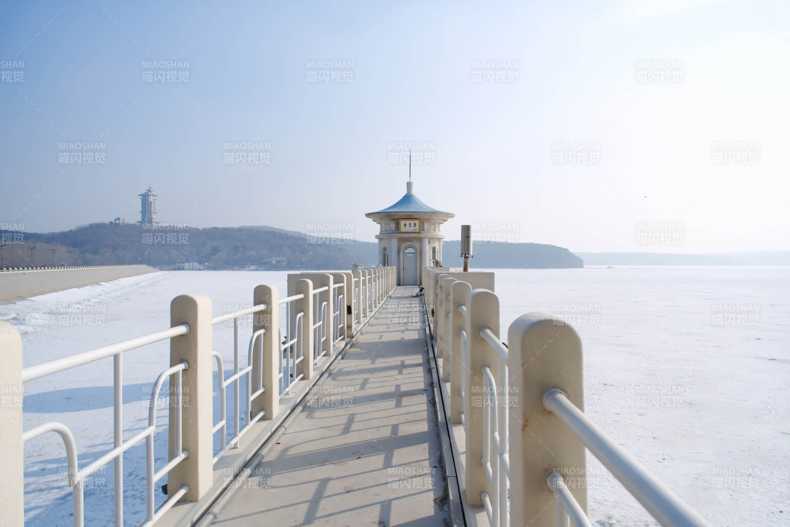 净月潭冬日湖畔长廊静谧景致图片