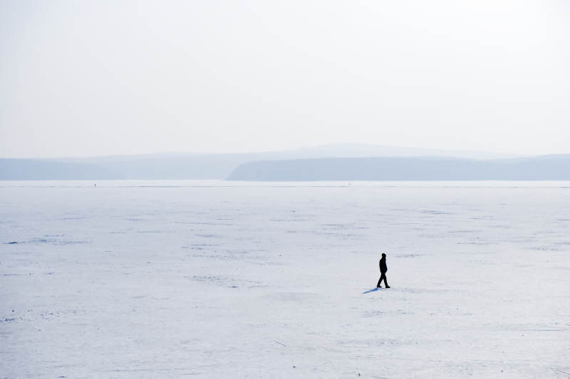 冰面上的孤独行者图片