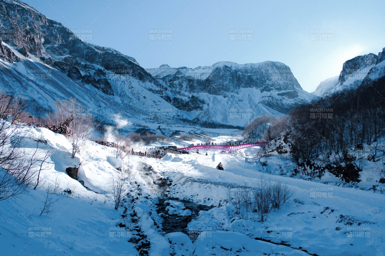 长白山雪山峡谷中的粉色桥梁图片