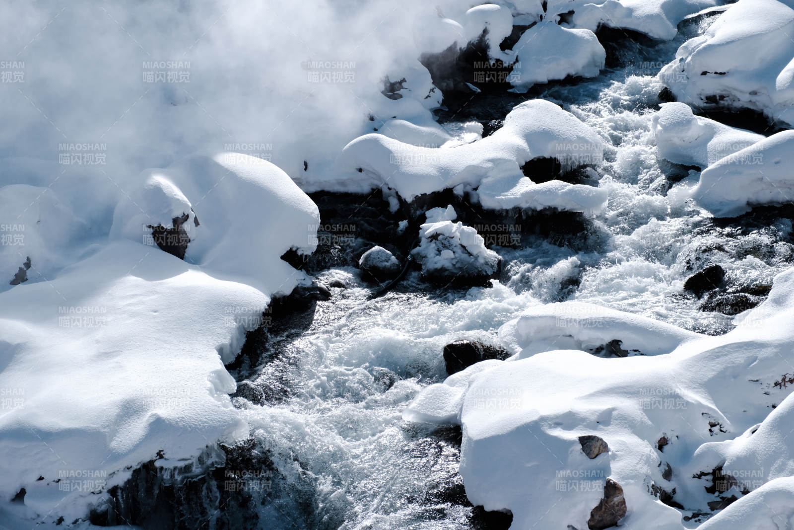 冬日温泉 雪覆石间图片