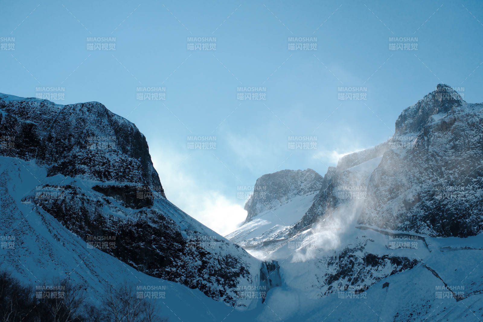 长白山雪山峡谷 云雾缭绕图片