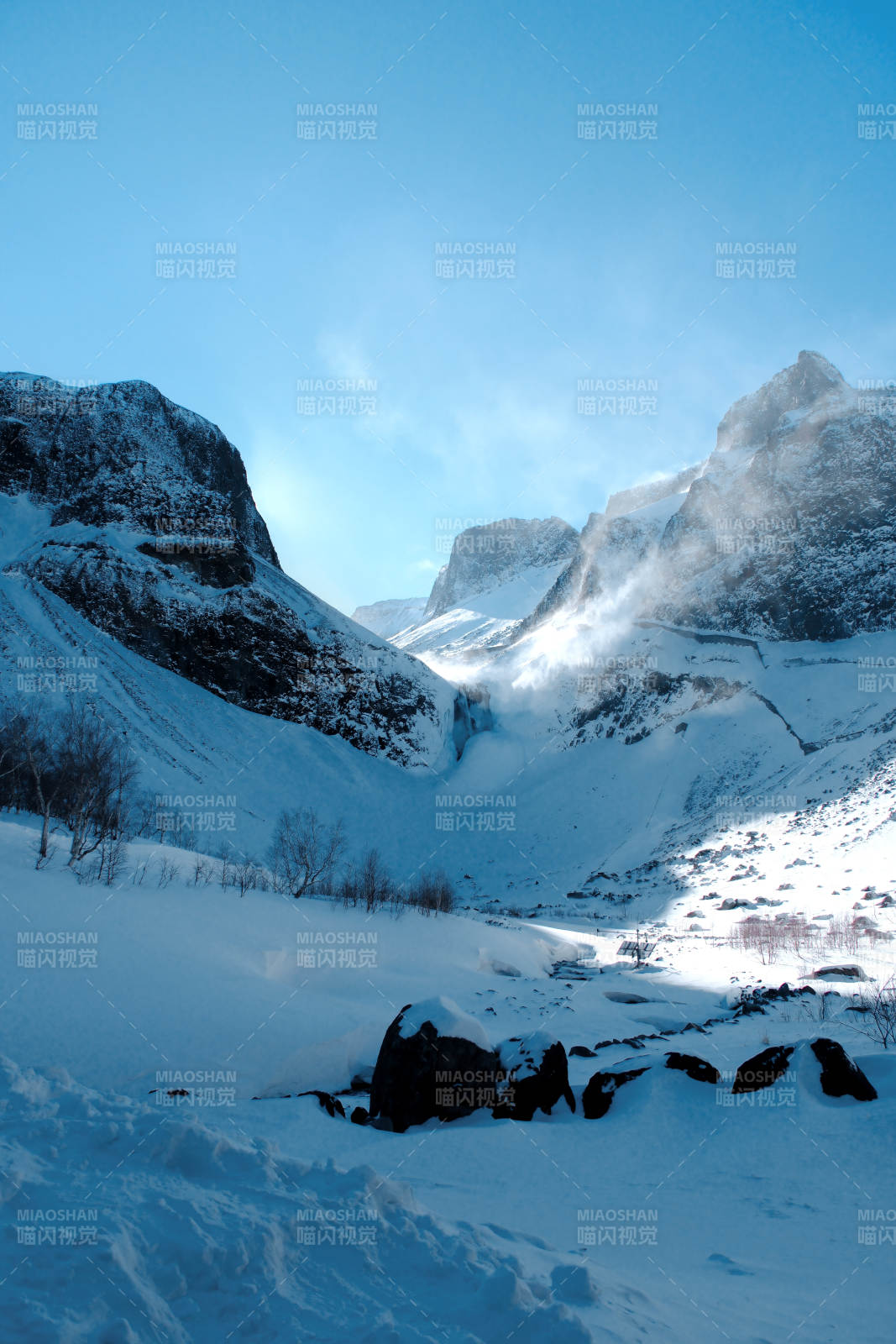 长白山雪山峡谷冬日风光图片