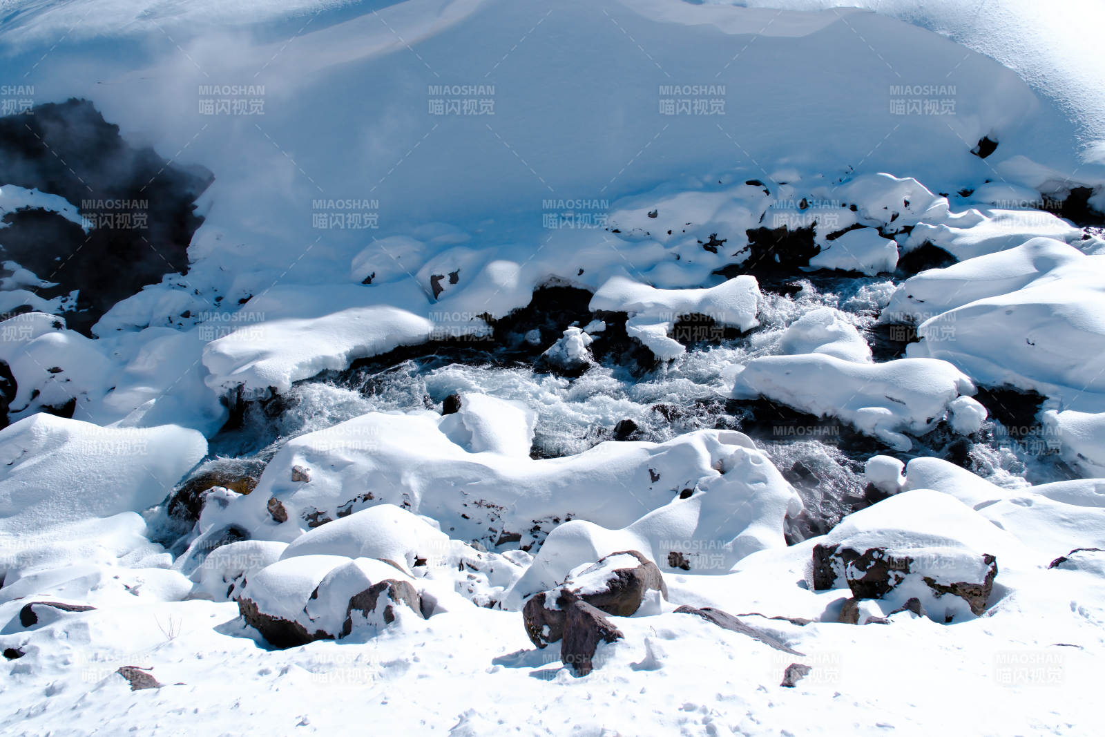 雪地溪流 冬日美景图片