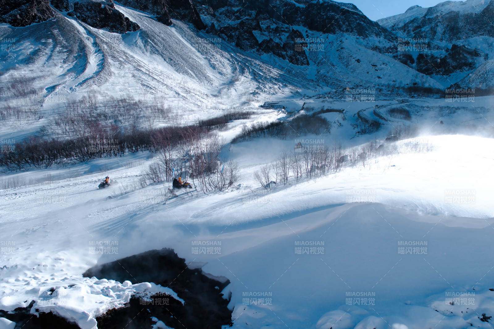 长白山雪山雪地越野探险图片