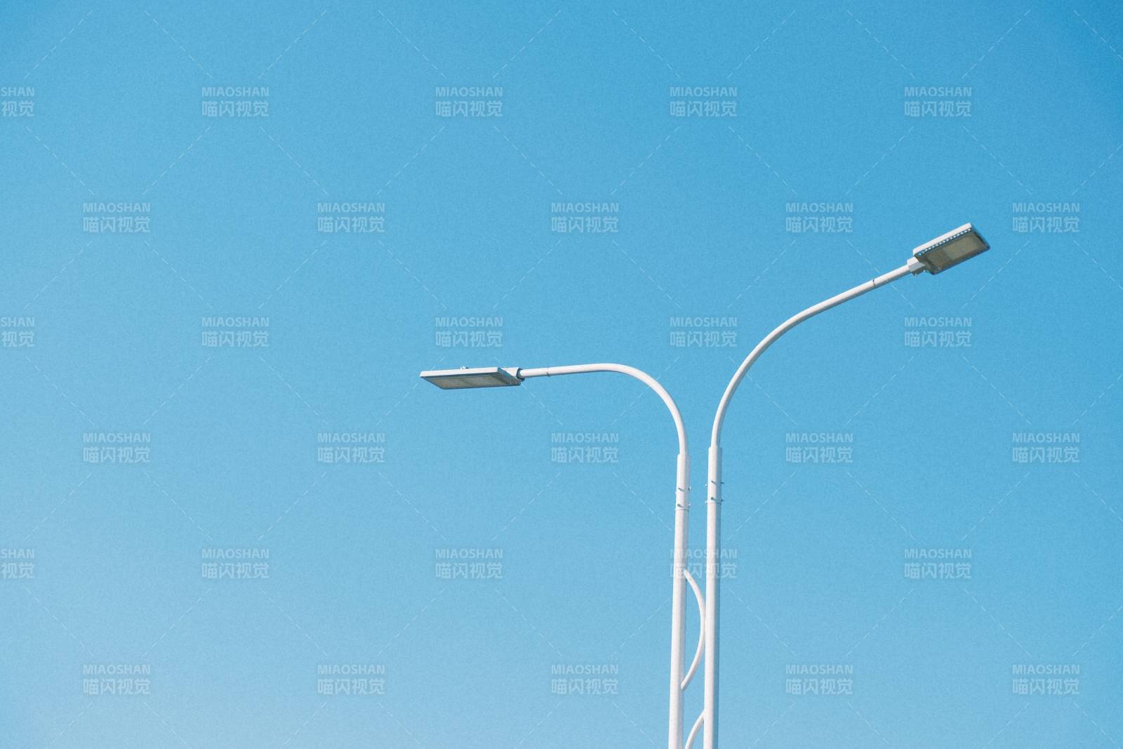 蓝天下的双路灯影图片