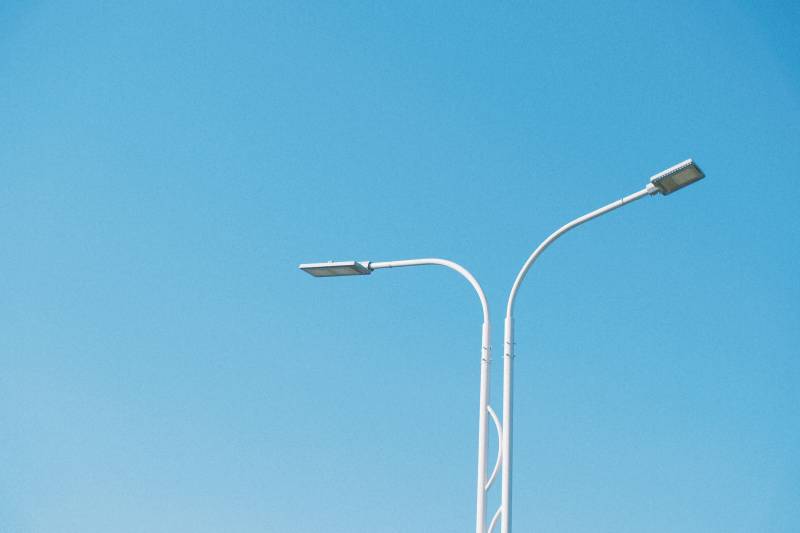 蓝天下的双路灯影图片