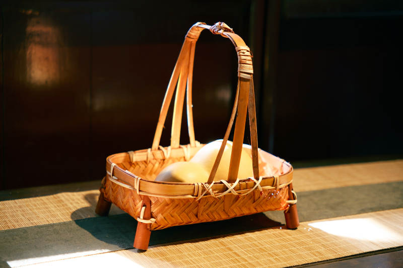 竹编篮子与阳光光影图片