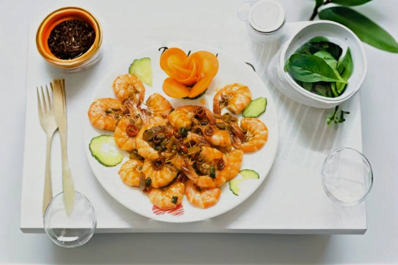 香辣虾配蔬菜沙拉图片