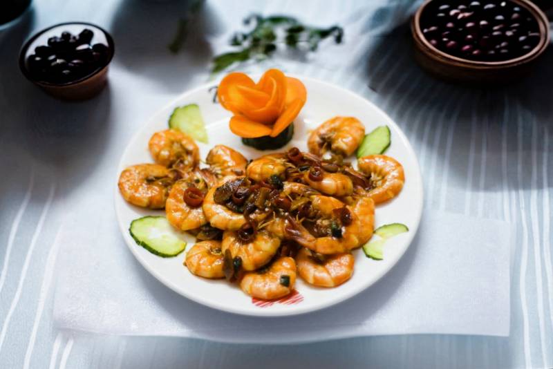 香辣虾球配黄瓜片图片