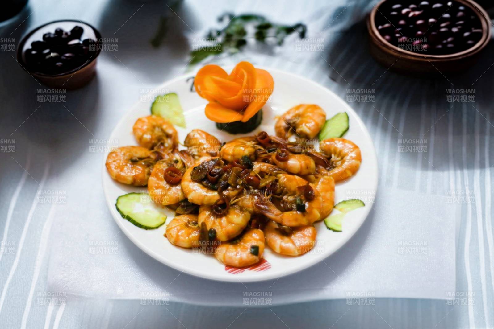 香辣虾球配黄瓜片图片