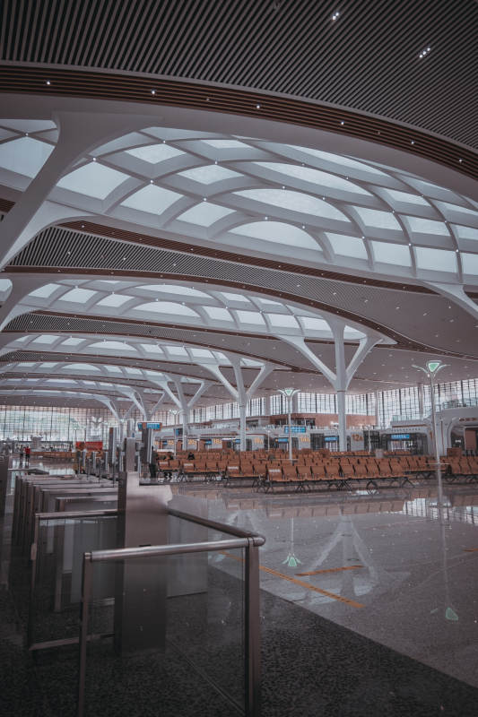 现代高铁站候车室图片