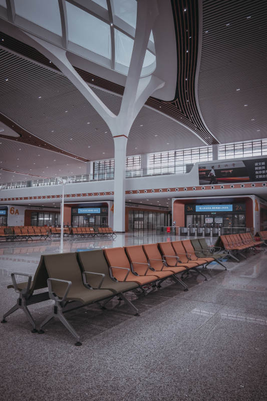 空旷的高铁站候车室图片