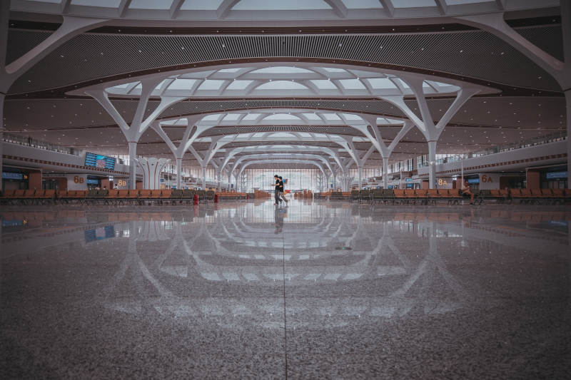 空旷车站 行人独行图片