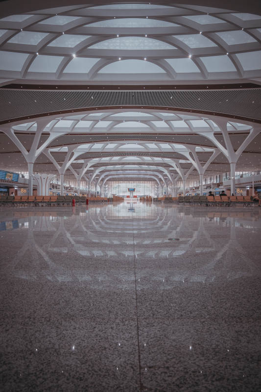 现代高铁站候车室的宏伟穹顶图片