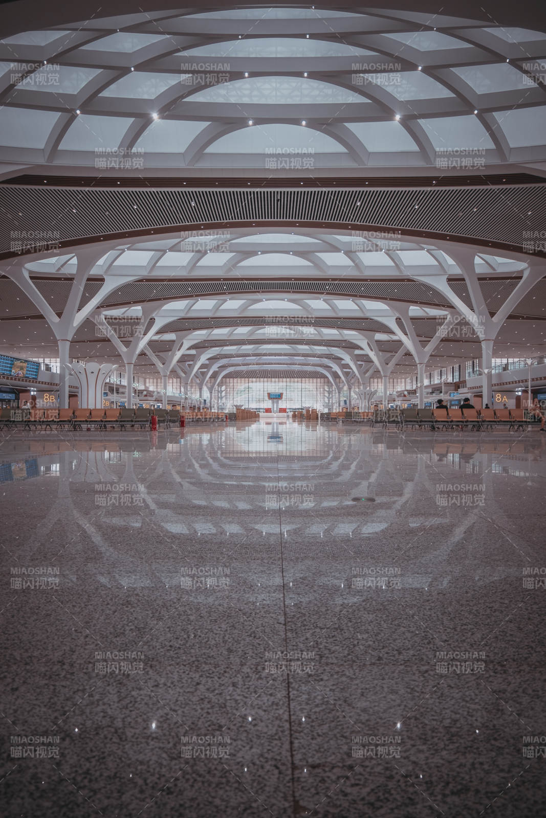 现代高铁站候车室的宏伟穹顶图片