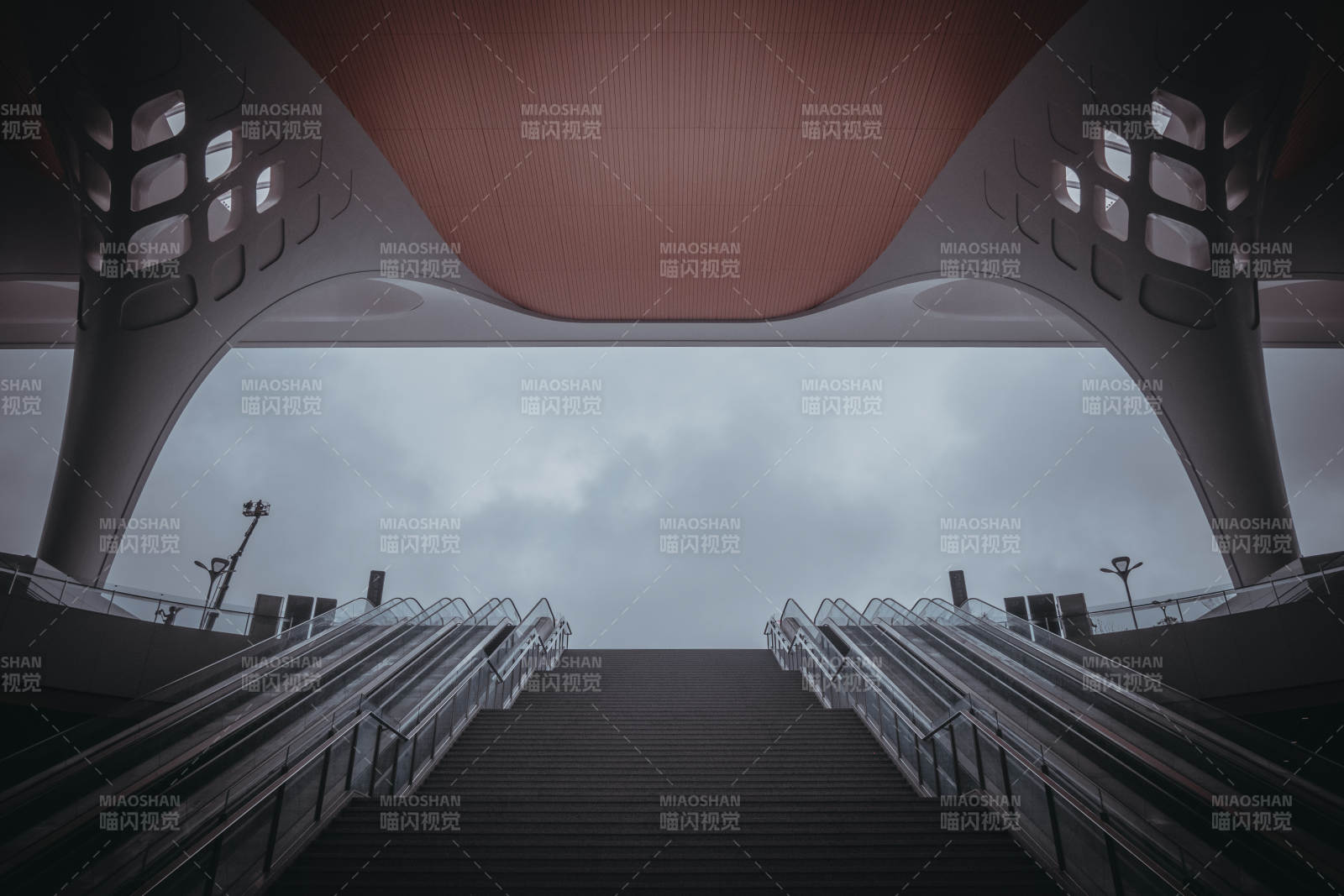 现代建筑下的阶梯与天空图片