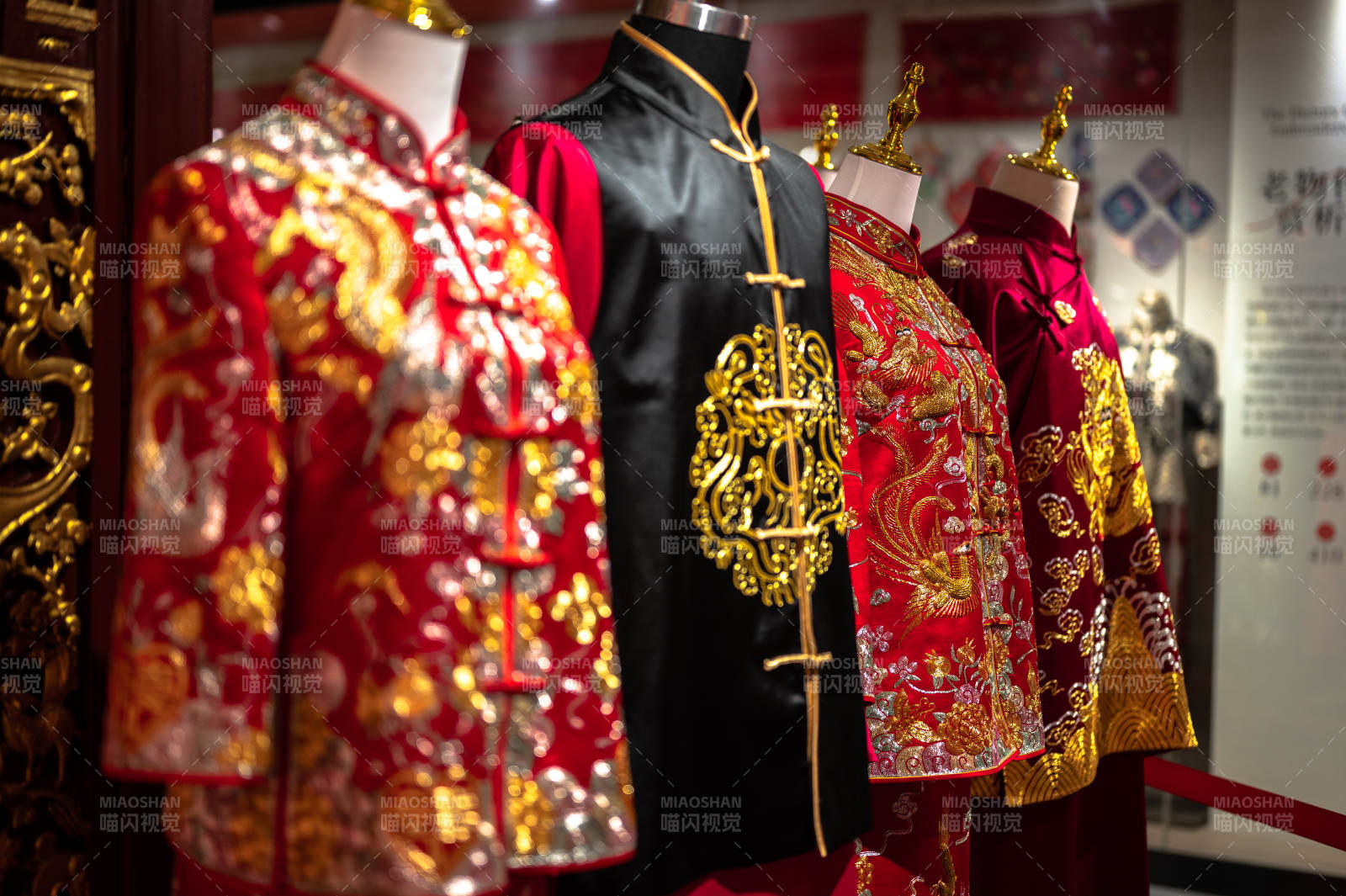 传统中式服饰展示图片