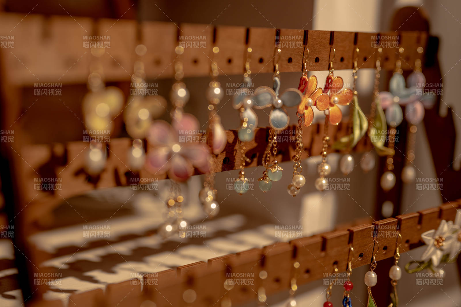 色彩斑斓的耳环展示架图片