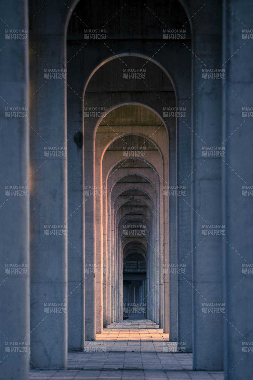 光影交错的拱廊通道图片