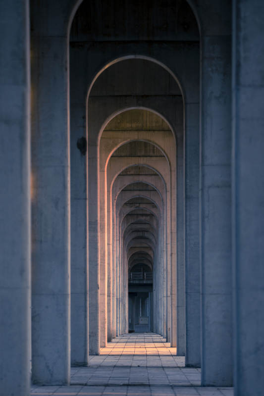 光影交错的拱廊通道图片