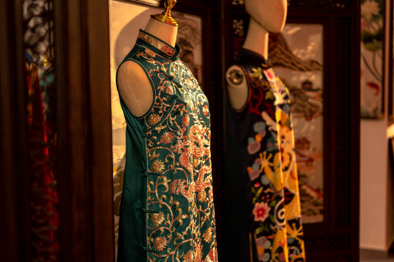 传统服饰展示柜图片