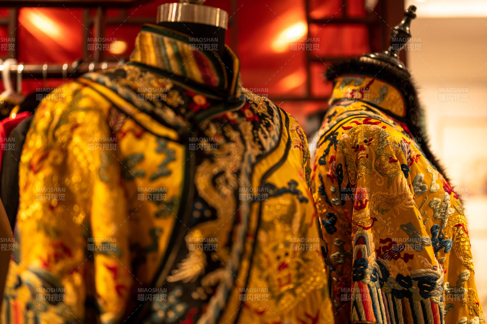 华丽的金色传统服饰展示图片