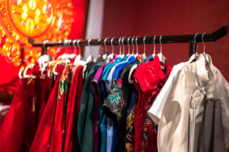 传统服饰展示架图片