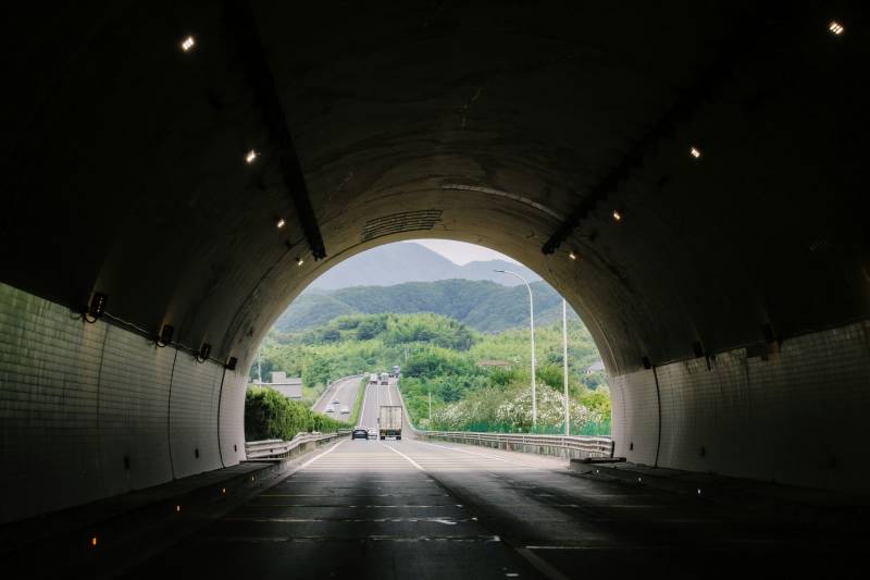 隧道尽头的光明之路图片