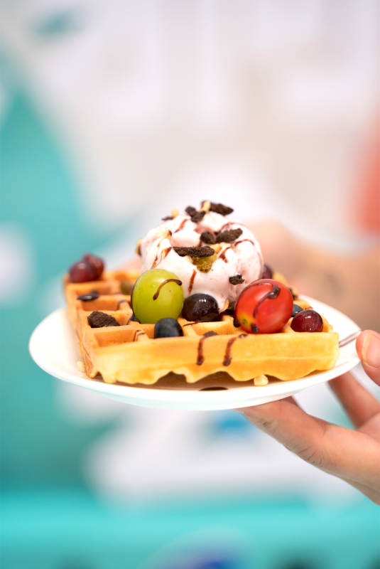 美味华夫饼配冰淇淋图片