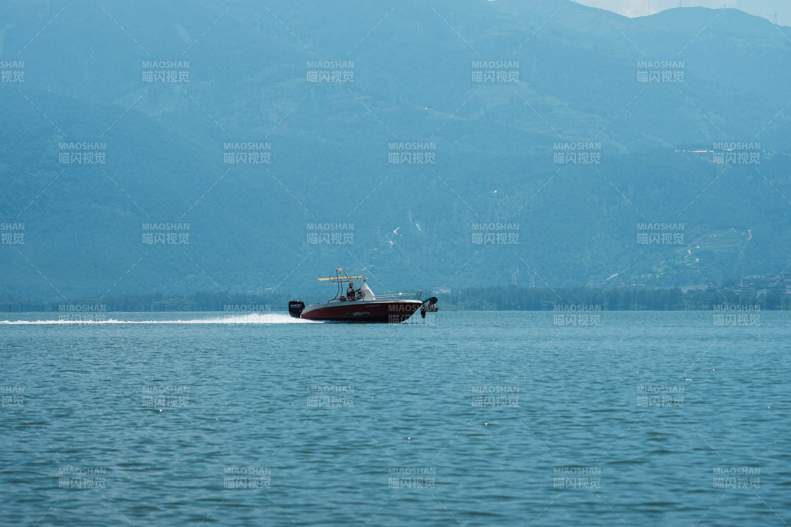 湖上快艇 远山如黛图片