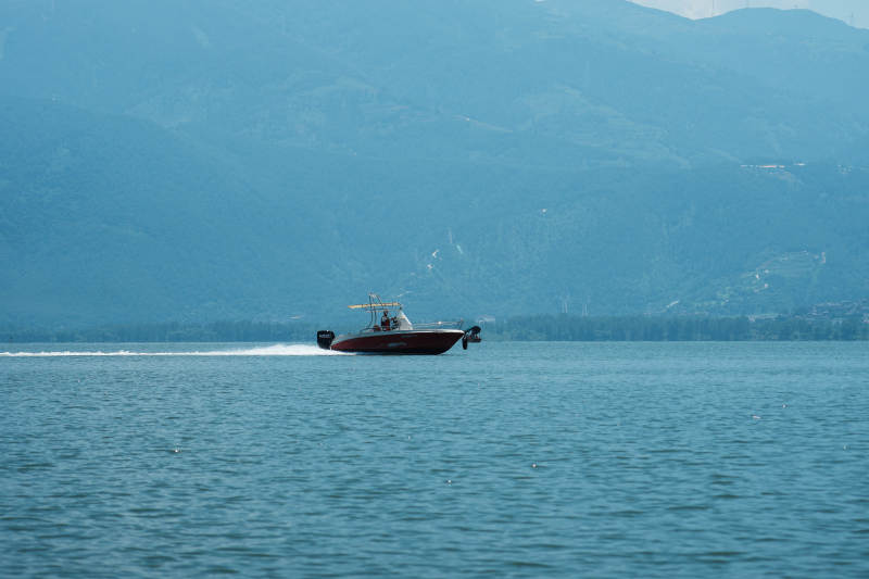 湖上快艇 远山如黛图片