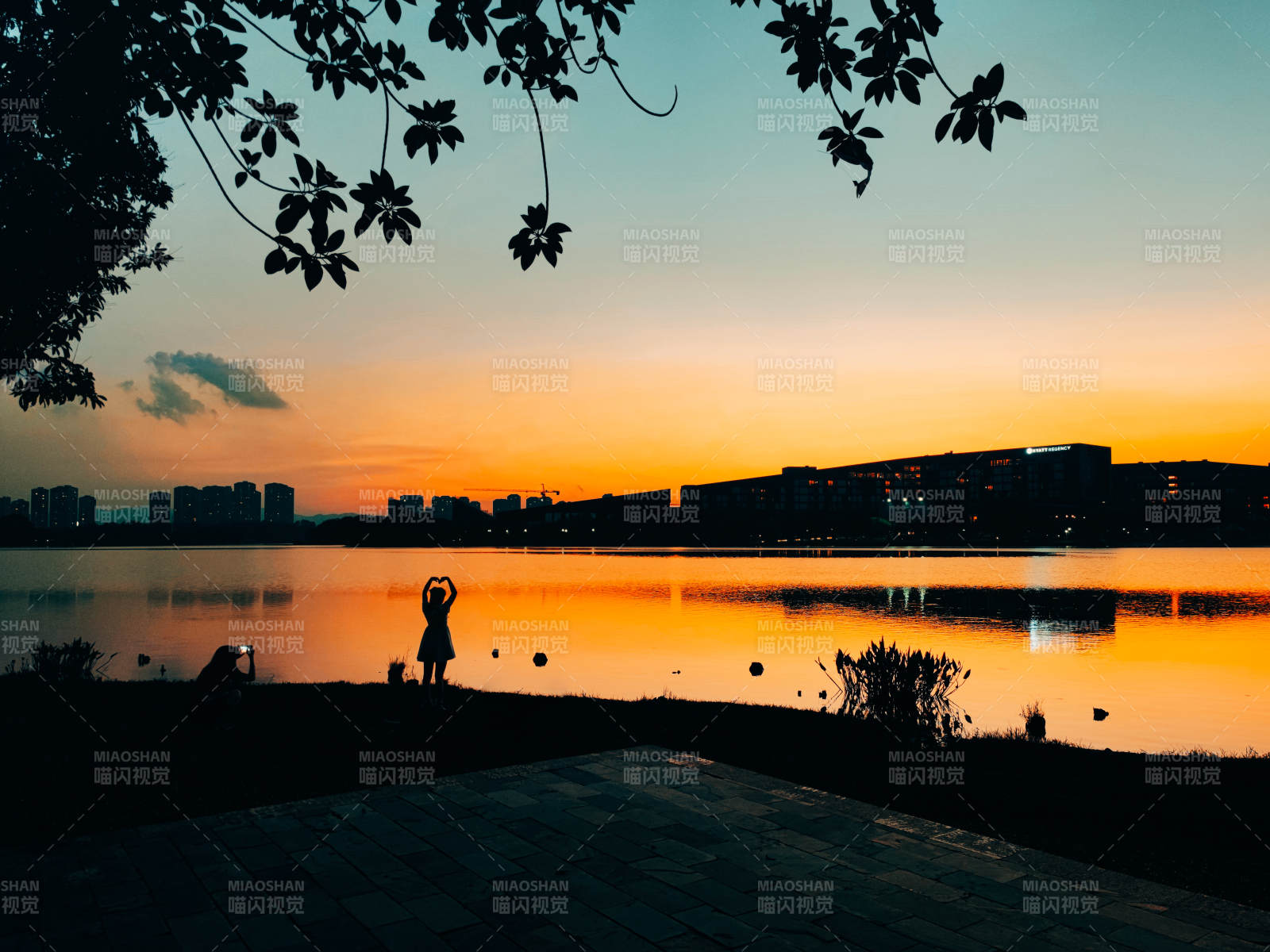 湖畔黄昏 剪影如画图片